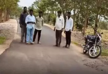 భిక్కనూర్: లక్ష్మి దేవునిపల్లి మద్య అసంపూర్తిగా ఉన్న రోడ్డు పనులను పరిశీలించిన వ్యవసాయ కార్మిక సంఘం నాయకులు
