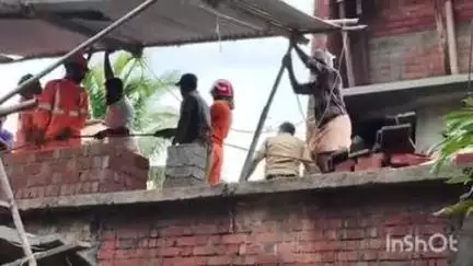 കാർത്തികപ്പള്ളി: കാരിച്ചാലിൽ നിർമാണം നടക്കുന്ന വീടിന്റെ മേൽക്കൂര ഇടിഞ്ഞ് വീണ് രണ്ടു തൊഴിലാളികൾക്ക് പരിക്ക്