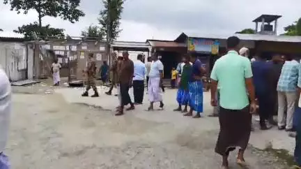 সৃজনগ্ৰাম: অবৈধ ভাবে দোকান নিৰ্মাণ কৰাৰ বাবে ঔডুবি বজাৰত বঙাইগাঁও জিলা প্ৰশাসনে চলালে উচ্ছেদ অভিযান