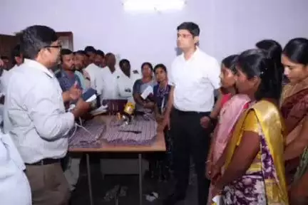దోమకొండ: పాఠశాలలు ప్రారంభానికి ముందే యూనిఫాంలు సిద్ధంగా ఉంచాలి దోమకొండలో : జిల్లా కలెక్టర్ ఆశిష్ సంగ్వాన్
