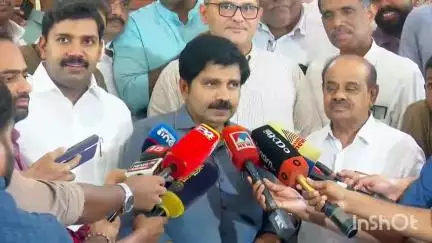ഏറനാട്: നിലമ്പൂരിലെ യു.ഡി.എഫ് സ്ഥാനാർത്ഥി ആര്യാടൻ ഷൗക്കത്ത് അനുഗ്രഹം തേടി പാണക്കാട് വസതിയിൽ എത്തി