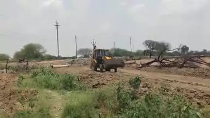 गोरमी: गोरमी के वार्ड 11 में तहसीलदार ने शासकीय ज़मीन की नापतोल कराकर बुलडोजर चलवाया