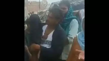 कालांवाली: शहर के एसबीआई बैंक के पास सड़क किनारे बनी अवैध झुग्गियों को हटाने पहुंची नगर परिषद की टीम