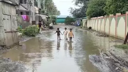 राहुरी: बारागाव नांदूर-कुरणवाडी रस्त्यात पाणी साचल्याने नागरिकांची गैरसोय, दुरुस्तीची मागणी #Jansamasya