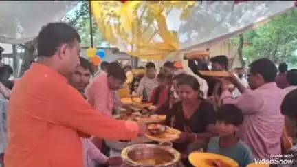 उतरौला: ज्येष्ठ माह के तीसरे बड़े मंगलवार को विभिन्न स्थानों पर भंडारे का आयोजन