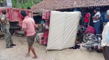 पूर्वी टुंडी: पोखरिया चौक में ट्रैक्टर ने खड़ी बाइक को मारी टक्कर, बाल-बाल बचे लोग
