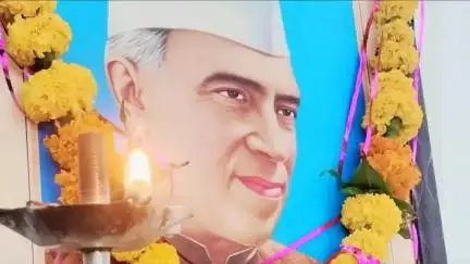 कुरई: इंदिरा भवन में कांग्रेस जनों ने देश के प्रथम प्रधानमंत्री पंडित जवाहरलाल नेहरू की पुण्यतिथि पर श्रद्धांजलि अर्पित की