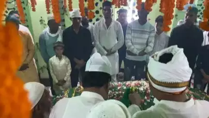 रफीगंज ग्राम ऊंचौली में उर्स के मौके पर हजरत सैयद मकबूल शाह रहमतुल्लाह के मजार पर चादरपोशी में शामिल हुए।  

#Rafiganj #Bihar #islamicscholar @public