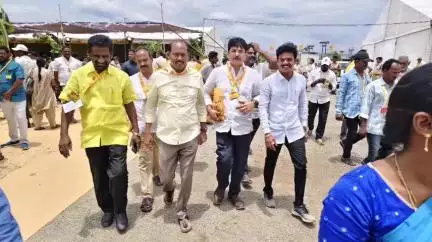 సంతనూతలపాడు: కడపలో నిర్వహిస్తున్న మహానాడుకు ఎమ్మెల్యే బీఎన్ విజయ్ కుమార్ ఆధ్వర్యంలో వేలాదిగా వెళ్లిన నాయకులు
