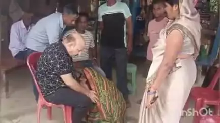 पलिया: चाट का ठेला लगाने वाले की अचानक मौत पर पलिया विधायक ने मृतक की पत्नी को ₹15,000 की सहायता राशि दी