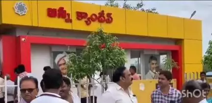 నరసరావుపేట పట్టణంలో అన్న క్యాంటీన్ సందర్శించిన మున్సిపల్ కమిషనర్ జస్వంత్ రావు