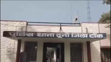 दूनी: दूनी पुलिस ने अवैध खनन परिवहन पर की कार्रवाई, अवैध बजरी से भरे दो ट्रैक्टर-ट्रॉली जब्त, चालक फरार