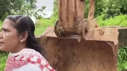 விளவங்கோடு: "என் மேல ஏத்திட்டு வேலைய ஸ்டார்ட் பண்ணுங்க" எனக்கூறி காப்புக்காடு பகுதியில் 4 வழிச்சாலை பணிகளை தடுத்து நிறுத்திய MLA தாரகை கைது