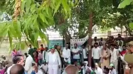 इकौना: तहसील इकौना में भारतीय किसान यूनियन अराजनैतिक अतिक्रमण हटाने समेत अन्य मांगों को लेकर धरना दे रहे हैं