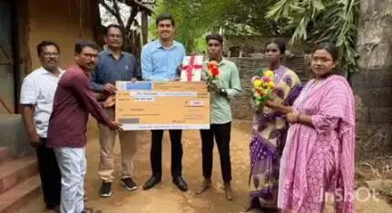 भामरागड: लाहेरी शासकीय आश्रमशाळेतील वर्ग १० व १२ चा गुणवंत विद्यार्थांचा प्रकल्प कार्यालयाकडून रोख व शैक्षणिक साहित्य प्रदान