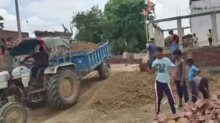 अस्थावां: अस्थावां प्रखंड के अमरसिंह बिगहा गांव में श्रमदान से मंदिर निर्माण जारी, ग्रामीणों में उत्साह