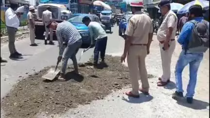 ধূপগুড়ি: ধূপগুড়িতে দুর্ঘটনা এড়াতে ট্র্যাফিক পুলিশের পক্ষ থেকে  করা হচ্ছে রাস্তা সংস্কার
