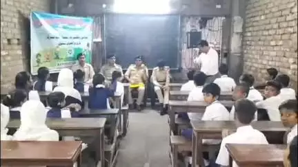 ব্যারাকপুর ২: কামারহাটি থানার পক্ষ থেকে কামারহাটি সোশ্যাল ওয়েলফেয়ার গভার্নমেন্ট স্পন্সর ফ্রি প্রাইমারি স্কুলে আয়োজিত হলো সাইবার ক্র