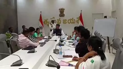 సీఎం చంద్రబాబు జిల్లా పర్యటన ఏర్పాట్లపై అమలాపురం లో కలెక్టర్ మహేష్ కుమార్ అధికారులుతో సమీక్ష