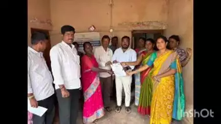 నవాబ్​పేట: అర్కతల గ్రామంలో 20 మందికి ఇందిరమ్మ ఇళ్లు ప్రొసీడింగ్‌ కాపీలు అందజేసిన ప్రత్యేక అధికారి, ఎంపీవో విజయ్ కుమార్