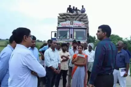 గజ్వేల్: ధాన్యం తేమశాతం రాగానే వెంటనే లోడ్ చేసేందుకు చర్యలు తీసుకోవాలి : జిల్లా కలెక్టర్ మను చౌదరి