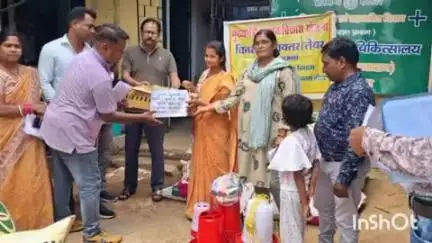 कामडारा: पशु चिकित्सालय कामडारा में पशुधन योजना के तहत 6 लाभार्थियों को बॉयलर और लेयर का चूजा वितरित