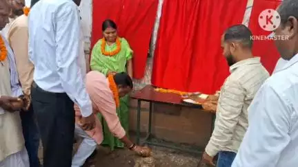 चलकुशा: विधायक ने चेचकपी पंचायत के विद्यालयों में चाहरदीवारी निर्माण कार्य का किया शिलान्यास