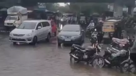 गेवराई: पाडळसिंगी येथे मुसळधार पावसाने पुलावरून पाणी वाहू लागल्याने अहिल्यानगर कडे जाणारी वाहतूक ठप्प झाली