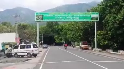 கொல்லிமலை: செம்மேட்டில் சூறாவளி காற்றுடன் பலத்த மழை பெய்ததால் மின் கம்பங்கள் சேதமடைந்தன
