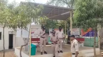 लटेरी: लटेरी थाना प्रभारी ने पत्रकारों के साथ की बैठक, थाना परिसर में कराए गए नए कार्यों के संबंध में दी जानकारी