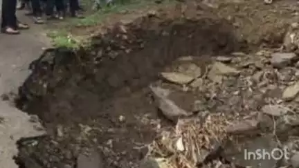 शिरुर अनंतपाळ: नागेवाडी रस्त्याच्या दुरवस्थेबाबत ग्रामस्थांचे  खासदार डॉ काळगे यांना निवेदन पावसाळ्यापूर्वी दुरुस्तीसाठी तात्काळ हालचा