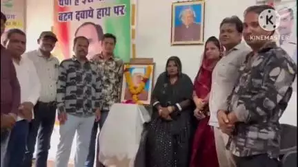 बकानी: बकानी कस्बे के ब्लॉक कांग्रेस कार्यालय में कांग्रेसी कार्यकर्ताओं ने जवाहरलाल नेहरू की पुण्यतिथि पर श्रद्धा सुमन अर्पित किए
