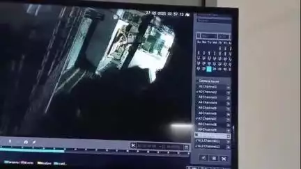 রামপুরহাট ১: রামপুরহাট শহরে  রাতের অন্ধকারে বাড়ির সামনে থেকে টোটো চুরির সিসিটিভি ফুটেছে ধরা পরল সেই দৃশ্য