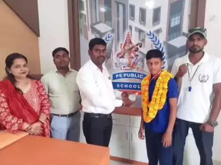 राजातालाब: राज्य स्तरीय मुएथायी चैंपियनशिप में रजत पदक विजेता खिलाड़ी का आराजी लाइन विकासखंड क्षेत्र में भव्य स्वागत हुआ