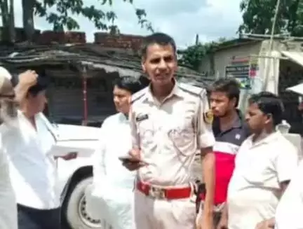 बहादुरगंज: बहादुरगंज थानाअध्यक्ष और अंचल अधिकारी ने भाटाबाड़ी पंचायत का दौरा किया, लोगों से विभिन्न मुद्दों पर चर्चा की