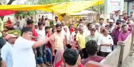 अक्कलकोट: शिवसेना ठाकरे पक्षाचे तालुका प्रमुख आनंद बुक्कानुरे नगरपरिषदेच्या कर्मचाऱ्यांना घेतले फैलावर...
