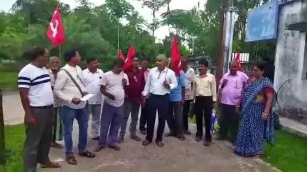 ইটাহার: একাধিক দাবিকে সামনে রেখে ইটাহারের শ্রীপুর এলাকায় ব্লক কৃষি দপ্তরে স্মারকলিপি প্রদান করল AIKS