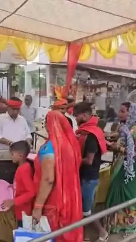 नगर पंचायत #ऊंचाहार के चौराहे पर हनुमान मंदिर के पास भगवा यूथ ब्रिगेड द्वारा आयोजित हुआ विशाल भंडारा,भक्तो ने छका प्रसाद