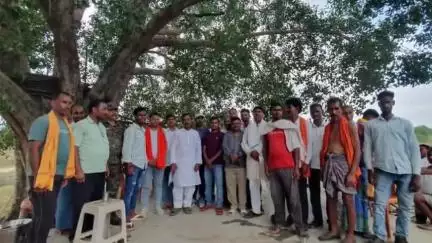 कुंदा: चतरा विधायक जनार्दन पासवान ने लेवाड गांव में लगाया जनता दरबार, लोगों की सुनीं समस्याएं