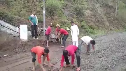 कालका: पिंजौर रायतन क्षेत्र की सड़कों की रिपेयर की मांग उठाई ग्रामीणों ने, ग्रामीण युवा खुद ही रोड़ को मिट्टी से भर #jansamasya