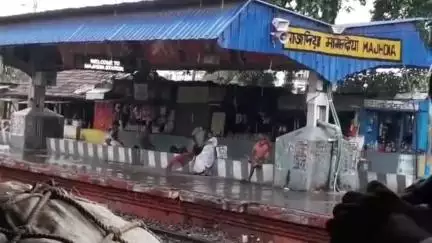 কৃষ্ণগঞ্জ: বৃষ্টি হলেই মাজদিয়া স্টেশনের প্লাটফর্মে জল জমে বেহাল দশা, সমস্যায় ট্রেন যাত্রীরা