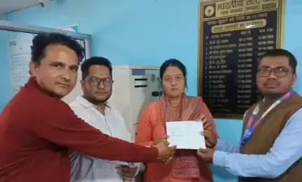 बाराकोट में प्रधानमंत्री जीवन ज्योति बीमा योजना के तहत लाभार्थी को मिला दो लाख रुपए का बीमा धन।
