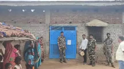 कान्हाचट्टी: 17 सी एल एक्ट के फरार अभियुक्त के घर राजपुर पुलिस ने न्यायालय से इश्तेहार चिपकाया