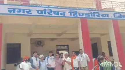 पटेरा: मूर्ति स्थापना की मांग को लेकर कुशवाहा समाज और सम्राट अशोक क्रांति सेना ने हिंडोरिया CMO को सौंपा ज्ञापन