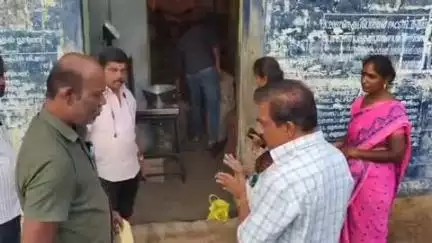 திருப்பூர் வடக்கு: பொம்மநாயக்கன்பாளையம் பகுதியில் ரேஷன் கடையில் சர்க்கரை தரமற்ற முறையில் விநியோகிக்கப்படுவதாக பொதுமக்கள் முற்றுகை