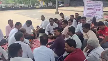 वैजापूर: बाजार समितीचे ब्रीद वाक्य बदलून संचालक तुपाशी शेतकरी उपाशी असे करा, ठाकरे गटाचे वाणी यांचे क्रांती चौकात विधान