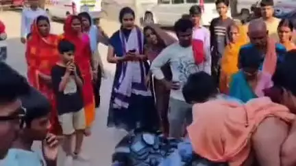 बैरगनियां: बैरगनिया में युवक की मौत के बाद शव ले जाने के लिए नहीं मिला एंबुलेंस, बाइक पर शव ले गए परिजन #viral