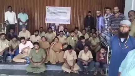 ಹೊಳಲ್ಕೆರೆ: ಪಟ್ಟಣದಲ್ಲಿ ಪುರಸಭಾ ನೌಕರರ ವಿವಿಧ ಬೇಡಿಕೆ ಈಡೇರಿಕೆಗೆ ಆಗ್ರಹಿಸಿ ಪ್ರತಿಭಟನೆ