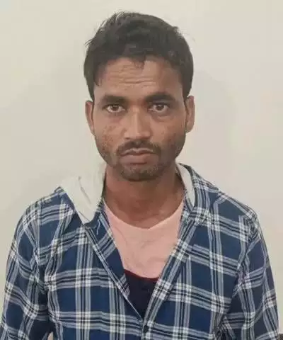ಸೋಮವಾರಪೇಟೆ: ಶನಿವಾರಸಂತೆ ಪೊಲೀಸರು ಅಕ್ರಮವಾಗಿ ಗಾಂಜಾ ಸಾಗಿಸುತ್ತಿದ್ದ ವ್ಯಕ್ತಿಯನ್ನು ಬಂಧಿಸಿದ್ದಾರೆ.