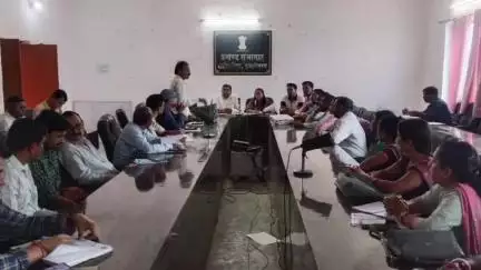 विष्णुगढ़: टाटीझरिया प्रखंड सभागार में पंचायत समिति की बैठक, बंद पड़े सोलर जलमीनार चालू कराने का निर्देश